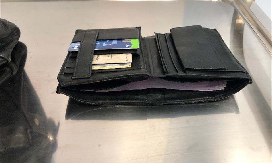 peněženka s finanční hotovostí